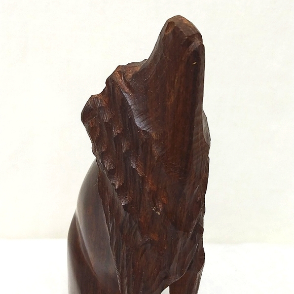 Vintage Wooden Lone Howling Hand Carved Wolf Figurine - Picture 4 of 9